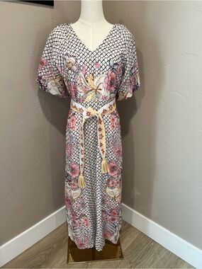 Anna Cate Floral V-Neck Midi Dress in White and Pink with Belt. Size M